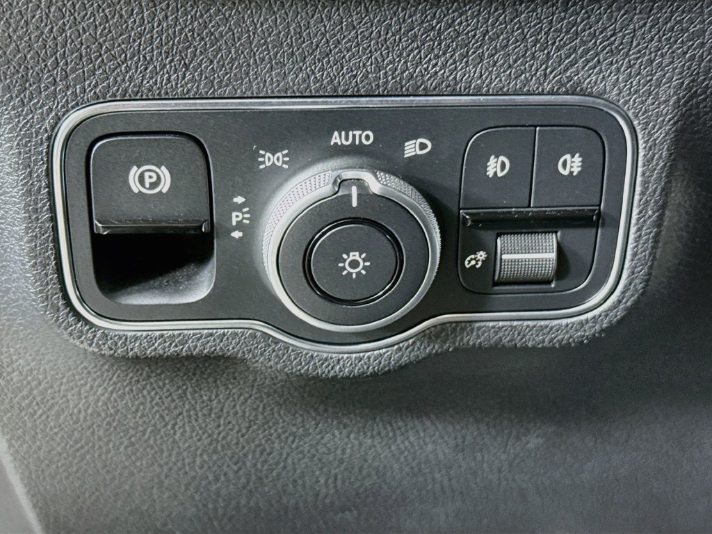 Used 2023 Mercedes-Benz GLB 250 4MATIC image 10