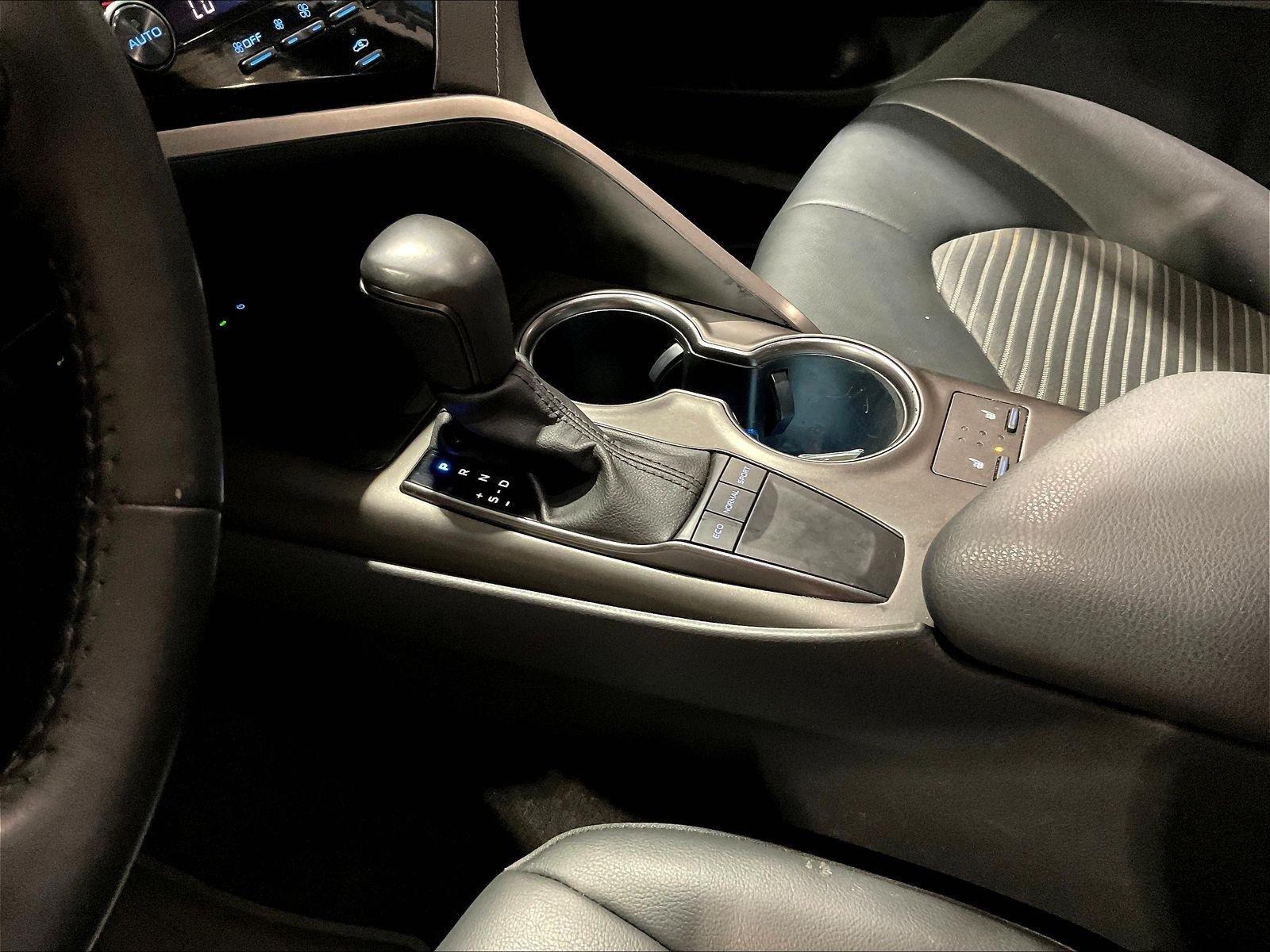 Used 2023 Toyota Camry SE w/ Cold Weather Package FWD image 17