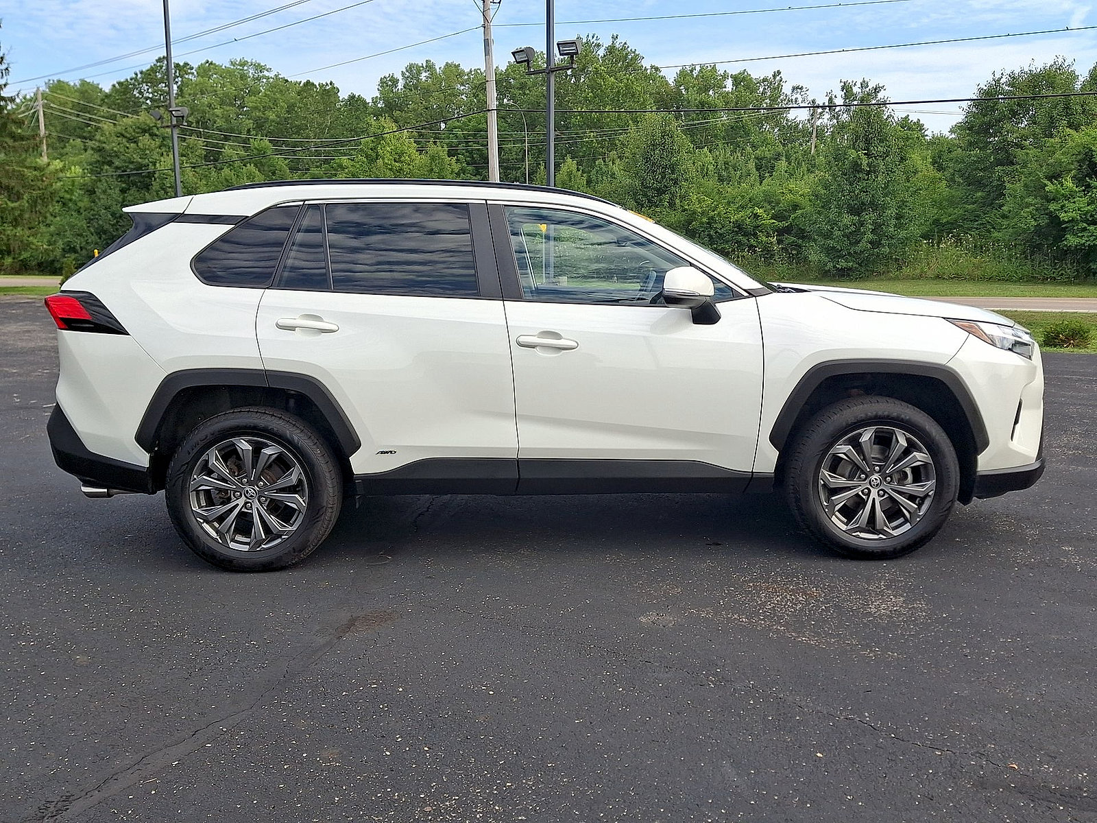 Used 2022 Toyota RAV4 XLE Premium AWD/4WD image 25
