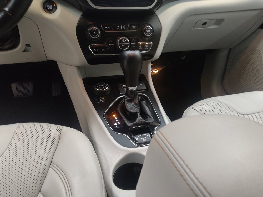 Used 2019 Jeep Cherokee Limited image 26
