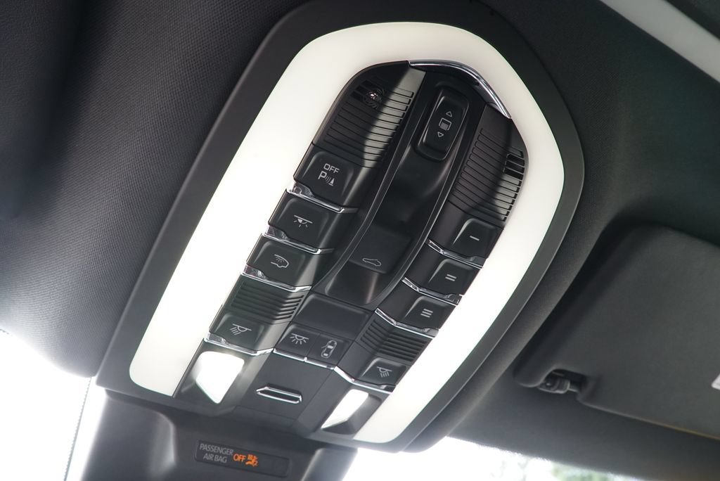 Used 2024 Porsche Macan AWD/4WD image 24