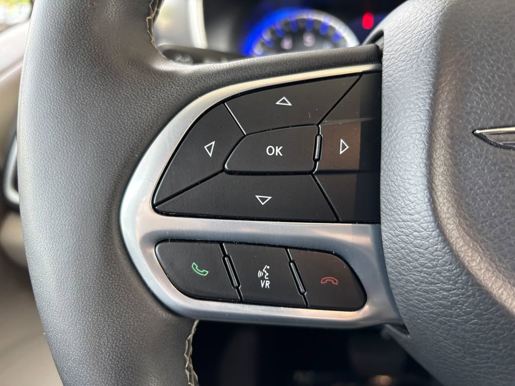 Used 2024 Chrysler Pacifica Touring-L FWD image 11