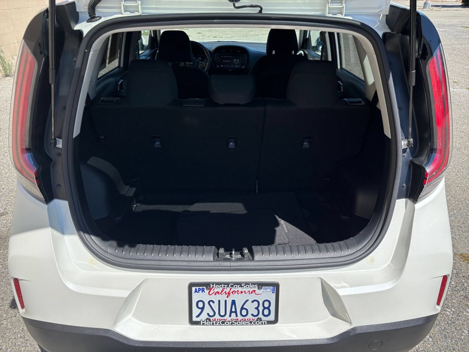 Used 2025 Kia Soul LX w/ LX Technology Package FWD image 24