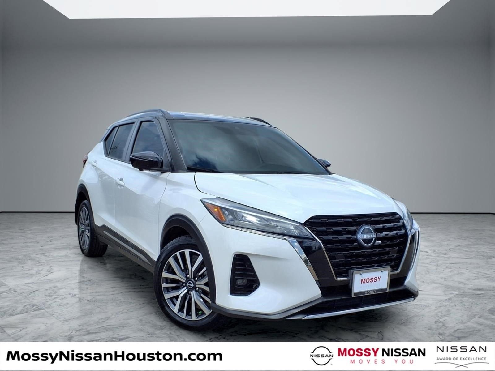 Used 2023 Nissan Kicks SR image 1
