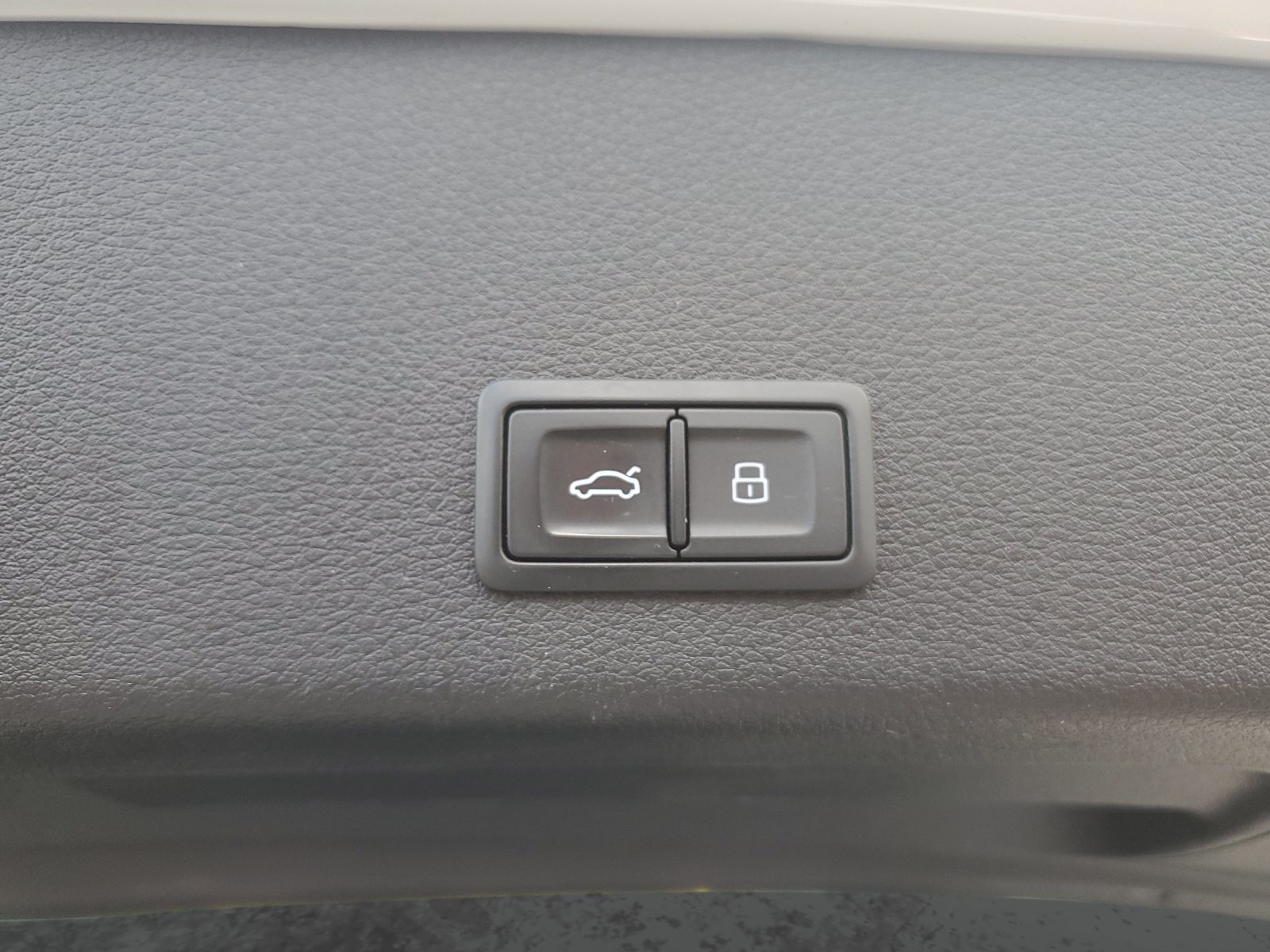 Used 2024 Audi Q8 e-tron Premium Plus AWD/4WD image 9