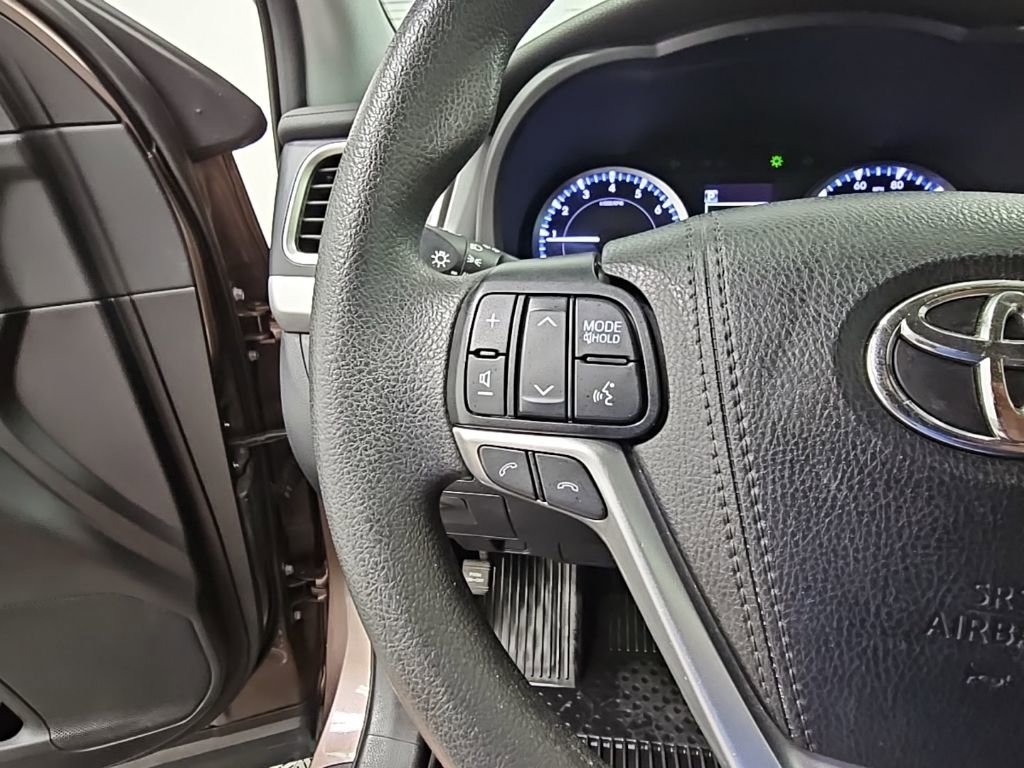 Used 2019 Toyota Highlander LE FWD image 24