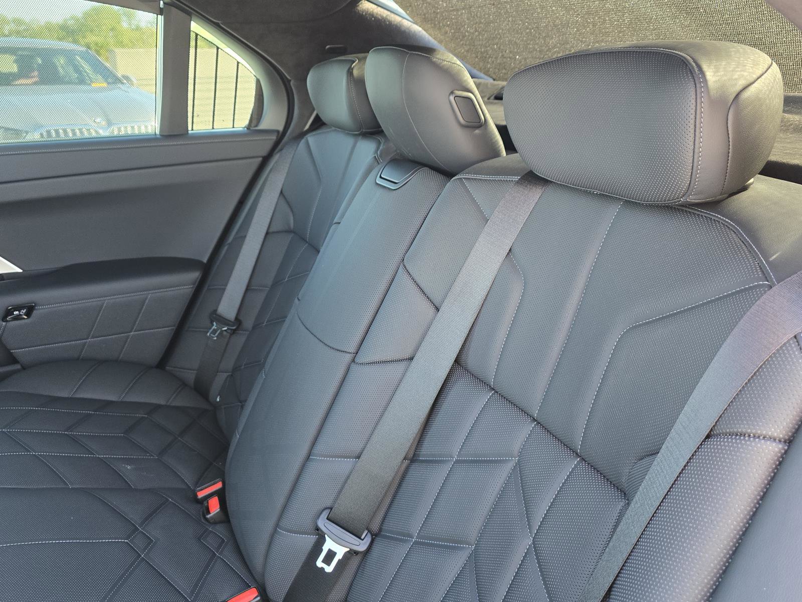 New 2025 BMW 750e xDrive w/ Premium Package image 9