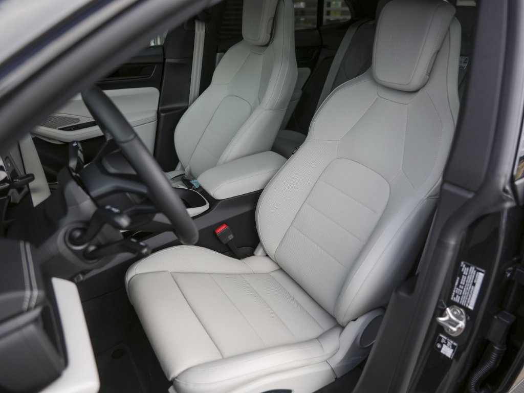 New 2026 Porsche Macan Electric RWD image 5