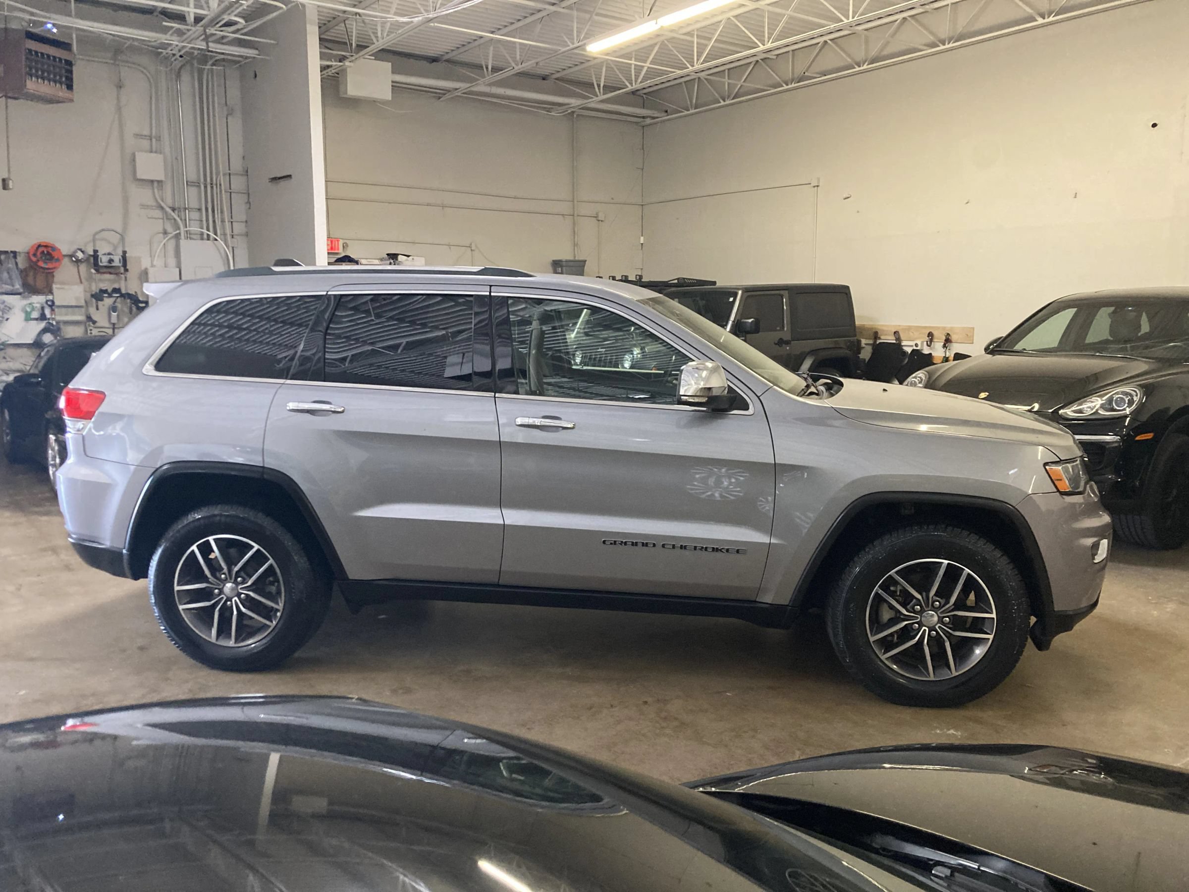 Used 2018 Jeep Grand Cherokee Limited AWD/4WD image 8