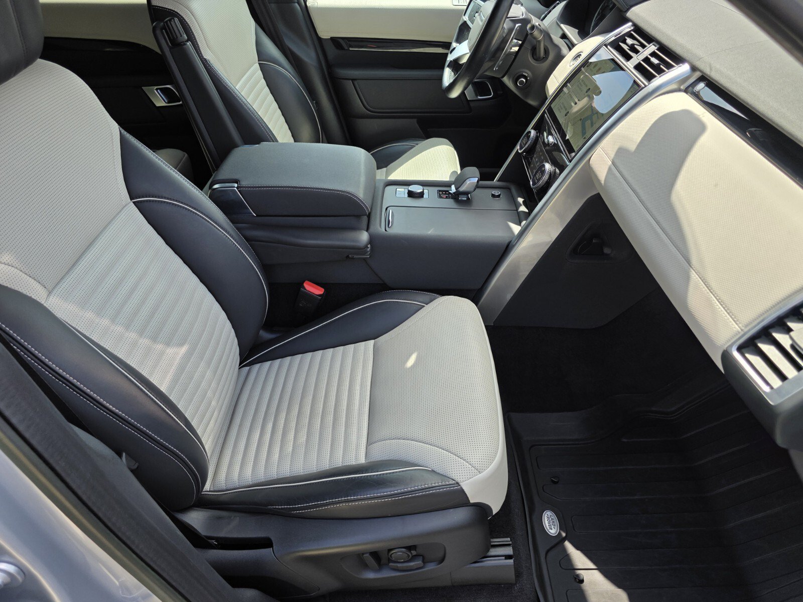 Certified 2023 Land Rover Discovery HSE R-Dynamic AWD/4WD image 3
