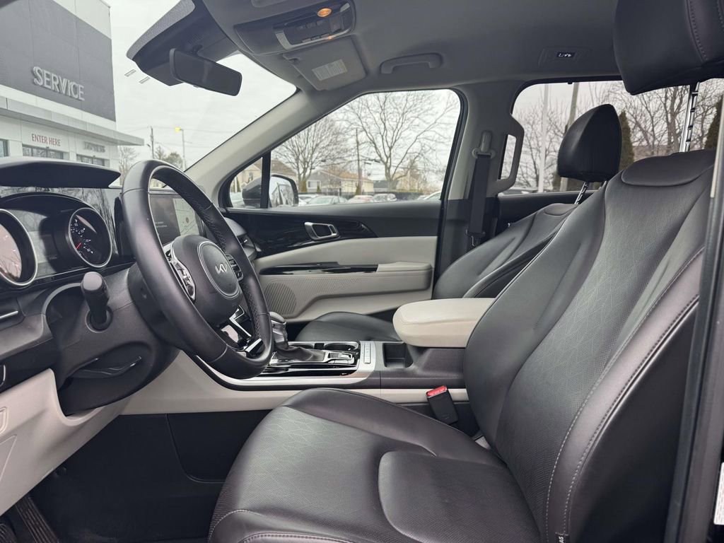 Used 2023 Kia Carnival EX image 14
