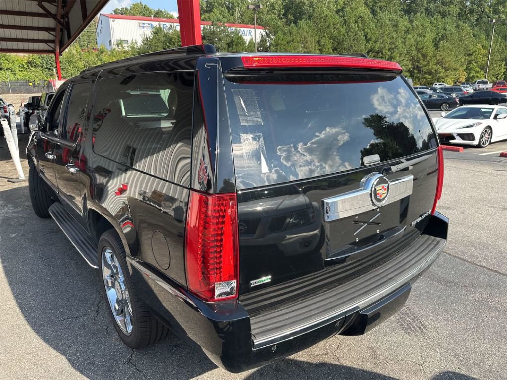 Used 2011 Cadillac Escalade ESV Luxury image 3