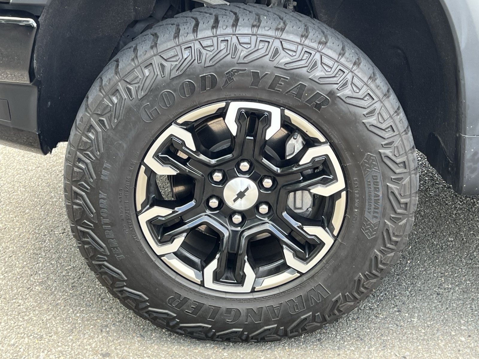 Used 2023 Chevrolet Silverado 1500 ZR2 w/ Technology Package AWD/4WD image 17