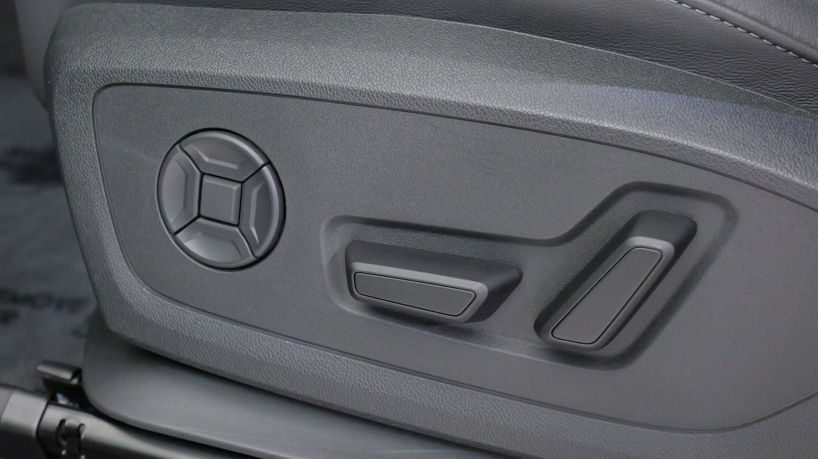 Used 2025 Audi Q6 e-tron Premium image 46