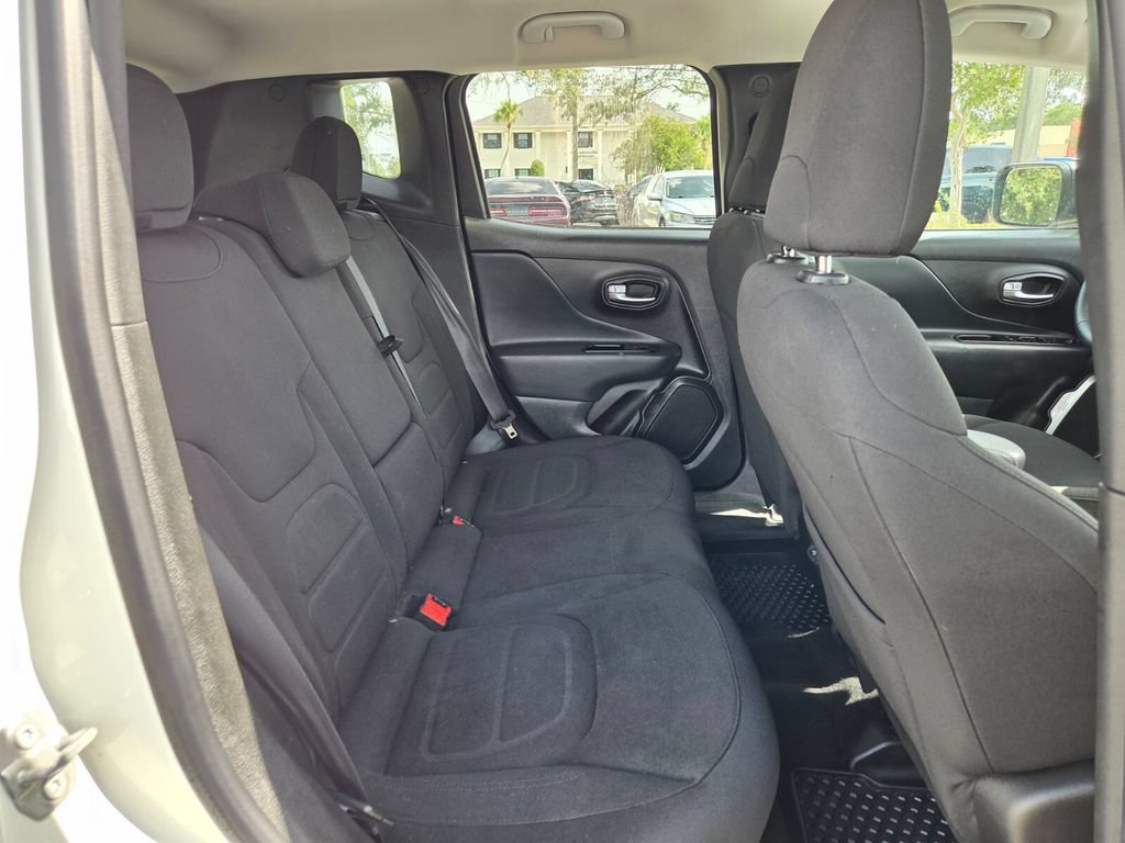 Certified 2022 Jeep Renegade Latitude w/ Convenience Group AWD/4WD image 18