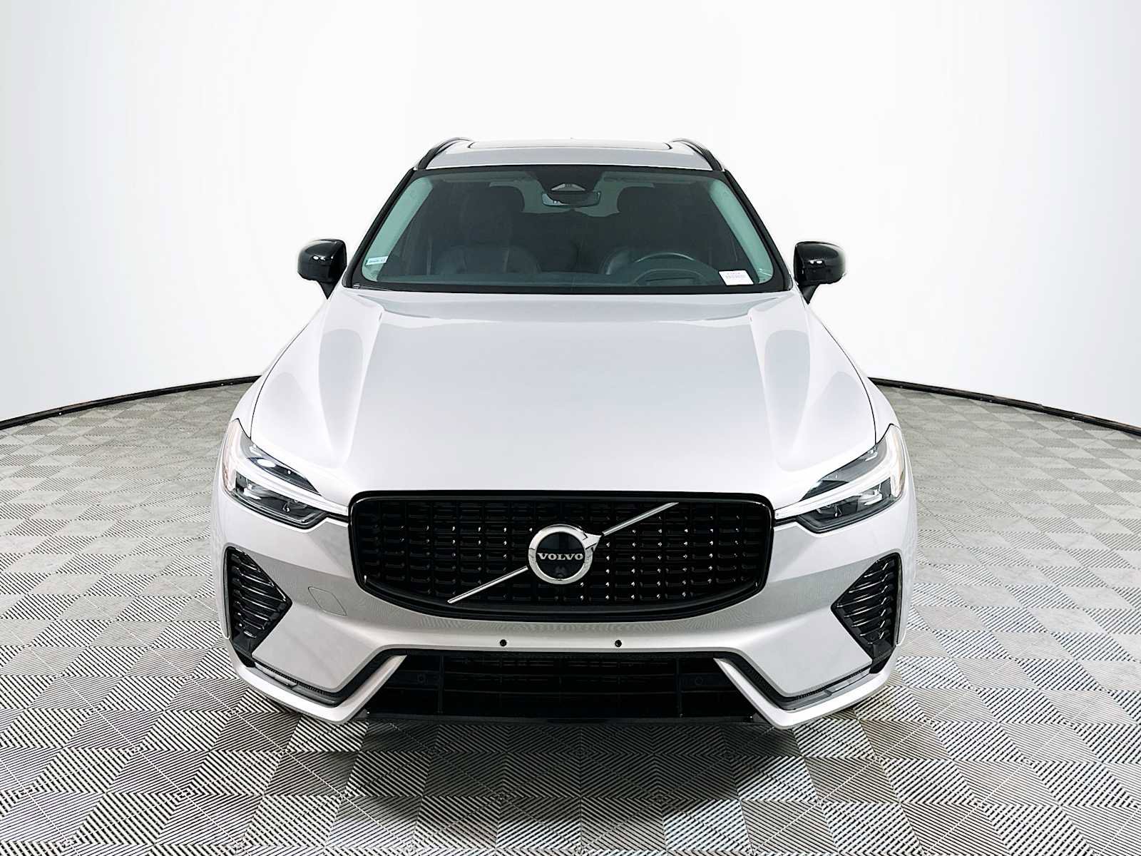 Used 2023 Volvo XC60 B5 Ultimate AWD/4WD image 2