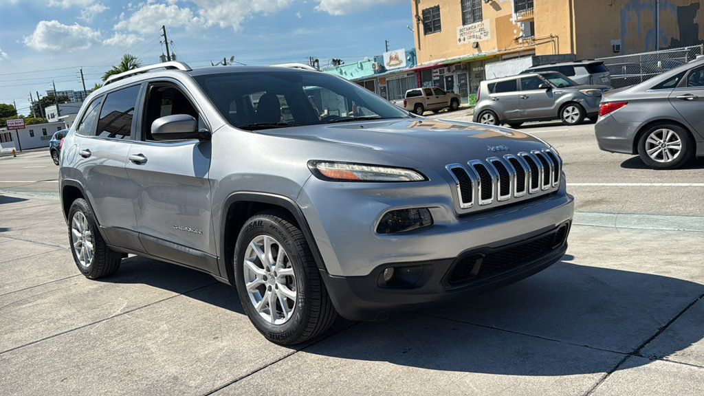 Used 2017 Jeep Cherokee Latitude w/ Comfort & Sound Group FWD image 16