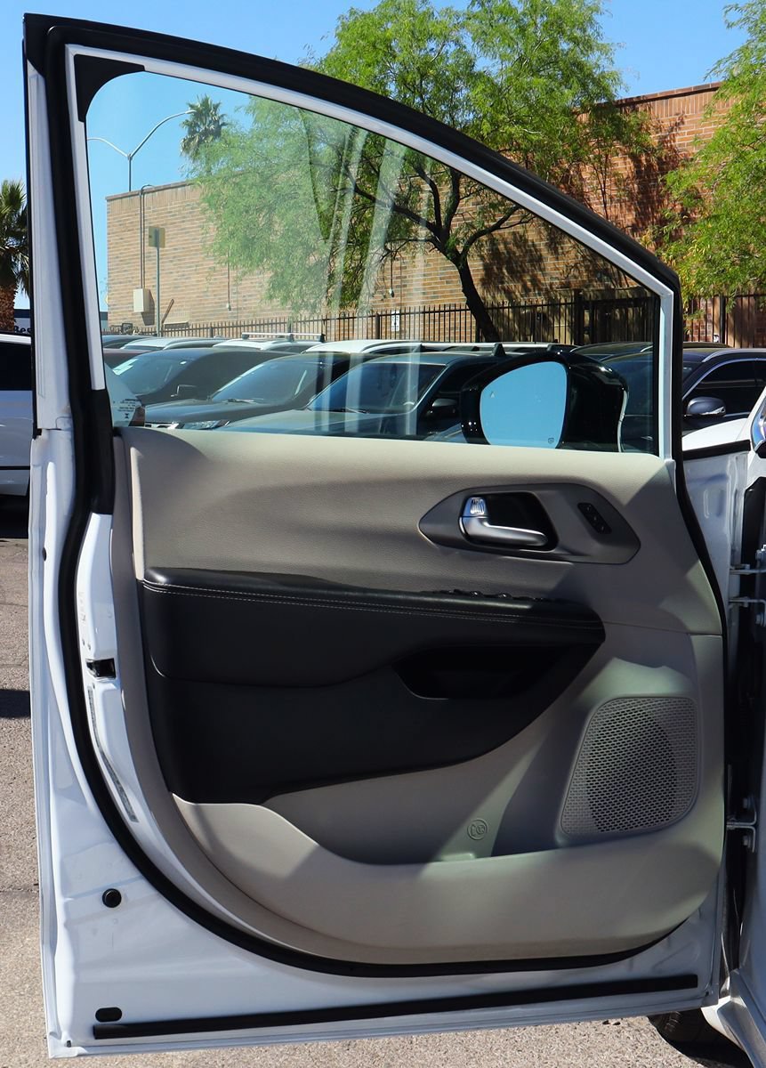 Used 2024 Chrysler Pacifica Touring-L FWD image 41