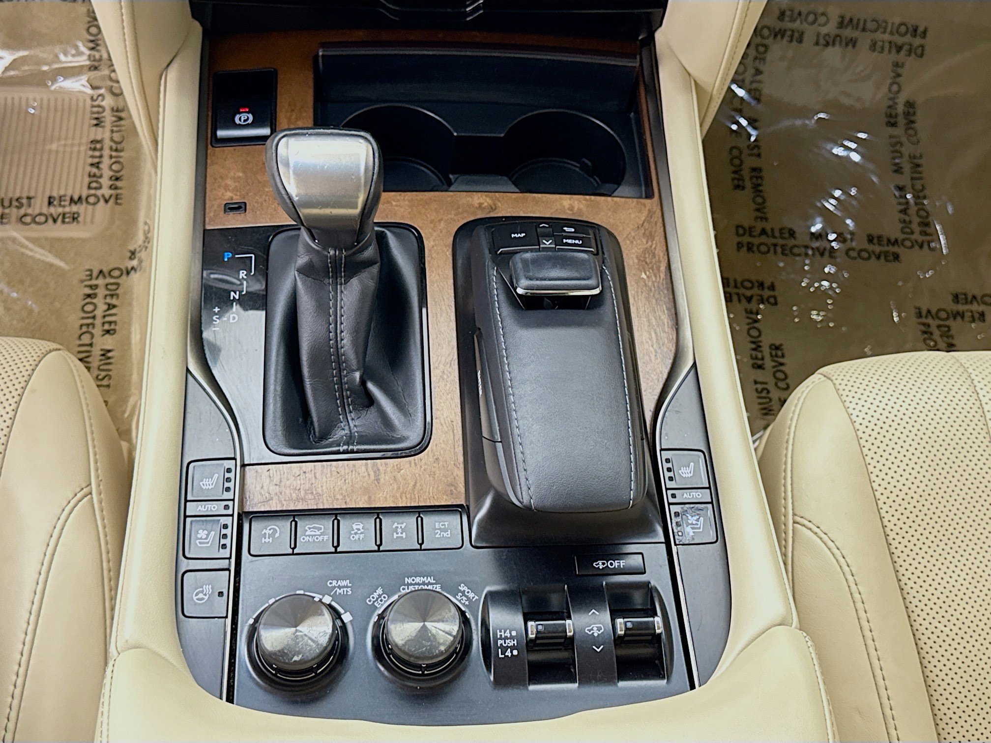 Used 2020 Lexus LX 570 4WD w/ 3rd Row & Luxury Pkg image 17