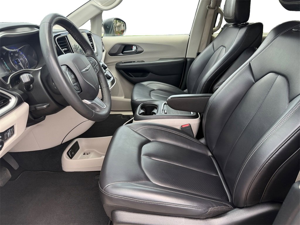 Certified 2023 Chrysler Pacifica Touring-L image 9