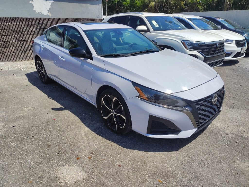 Used 2025 Nissan Altima 2.5 SR w/ SR Premium Package image 2