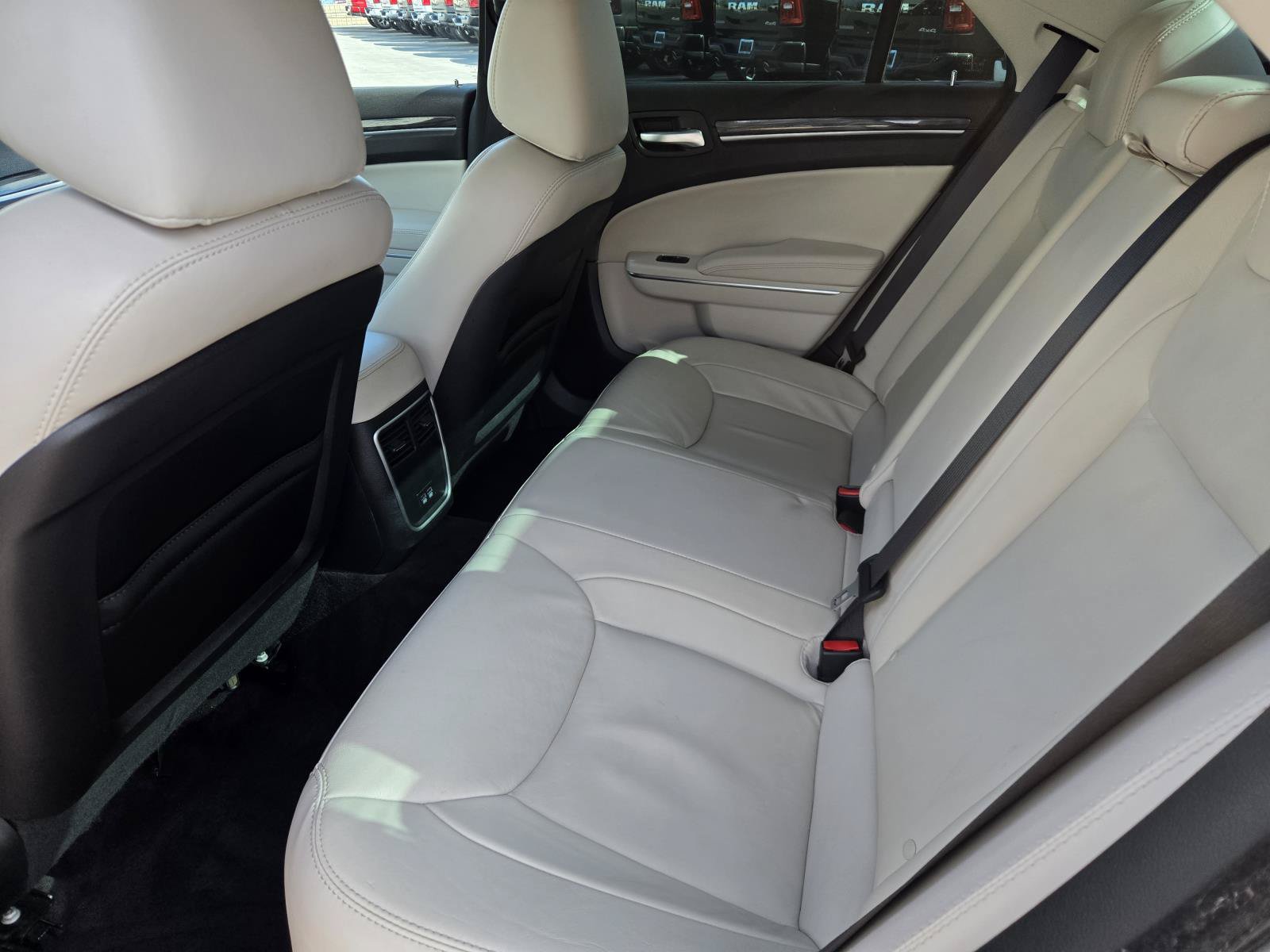 Used 2017 Chrysler 300 Limited RWD image 26
