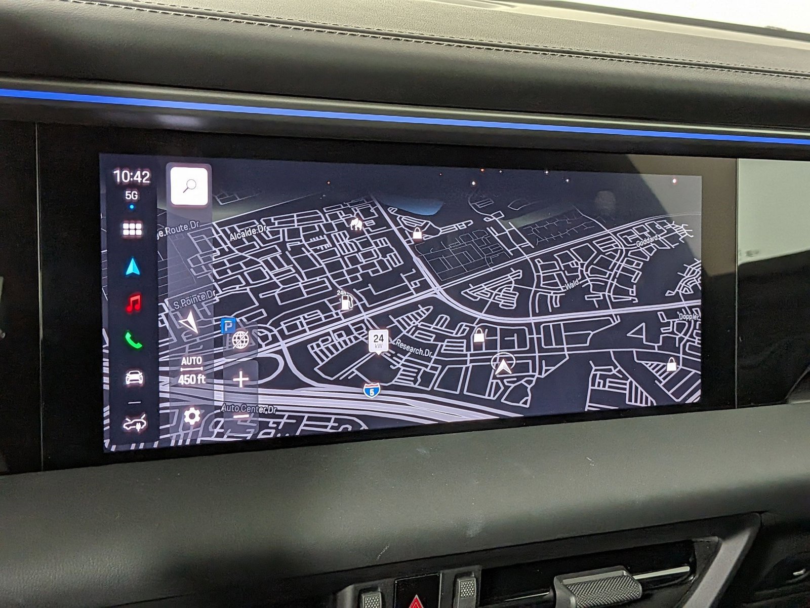 New 2024 Porsche Macan 4 Electric AWD/4WD image 18