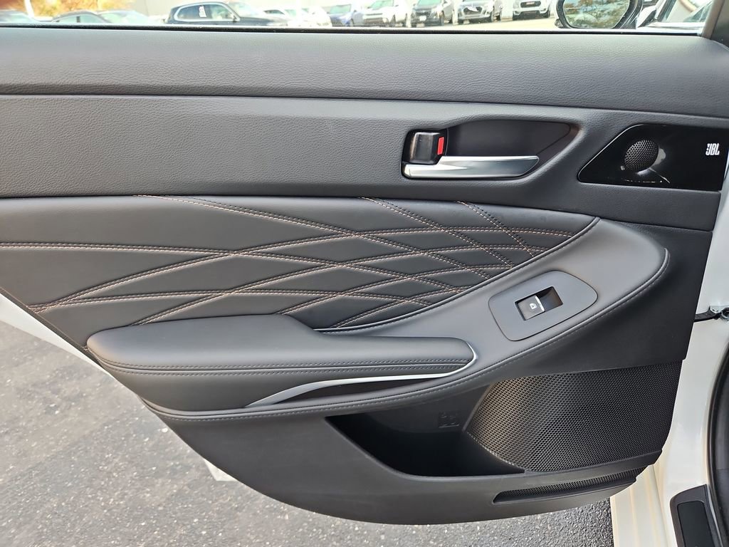 Used 2021 Toyota Avalon Limited image 31