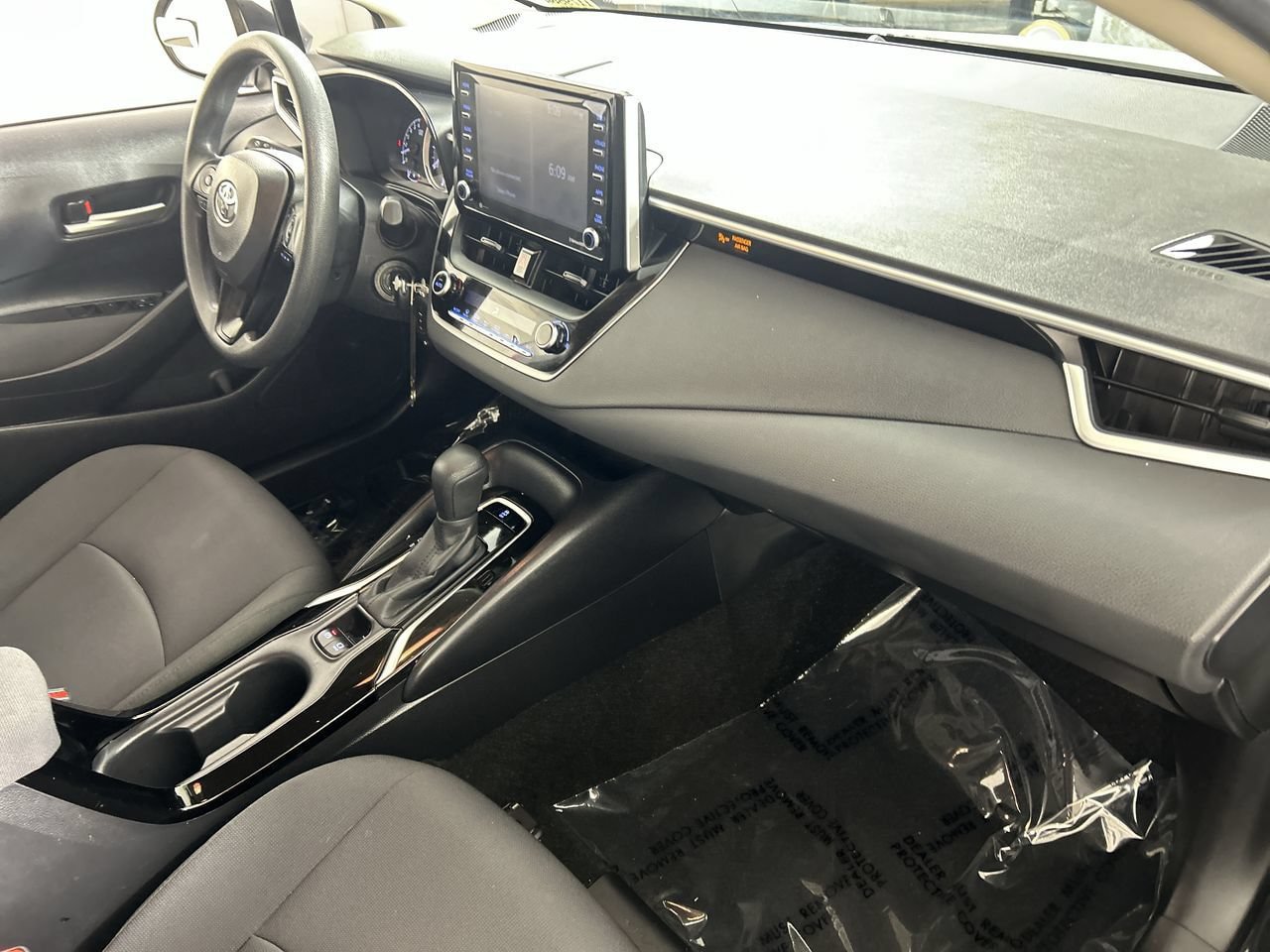 Used 2021 Toyota Corolla LE w/ Carpet Mat Package (TMS) FWD image 27