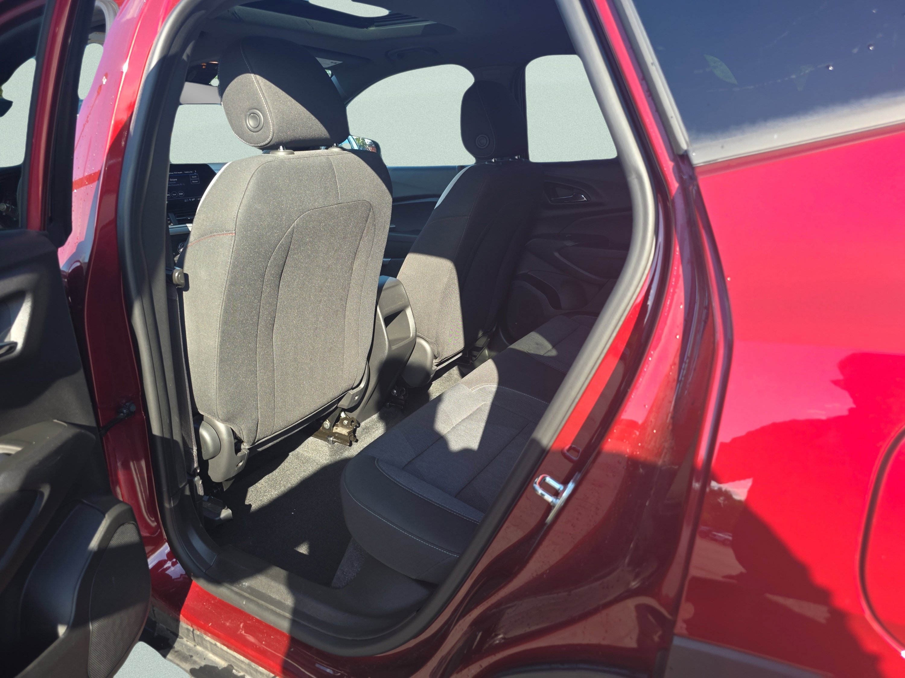 Used 2024 Chevrolet Trax RS w/ Sunroof Package FWD image 13