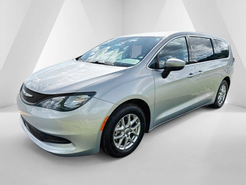 Used 2023 Chrysler Voyager LX FWD image 3