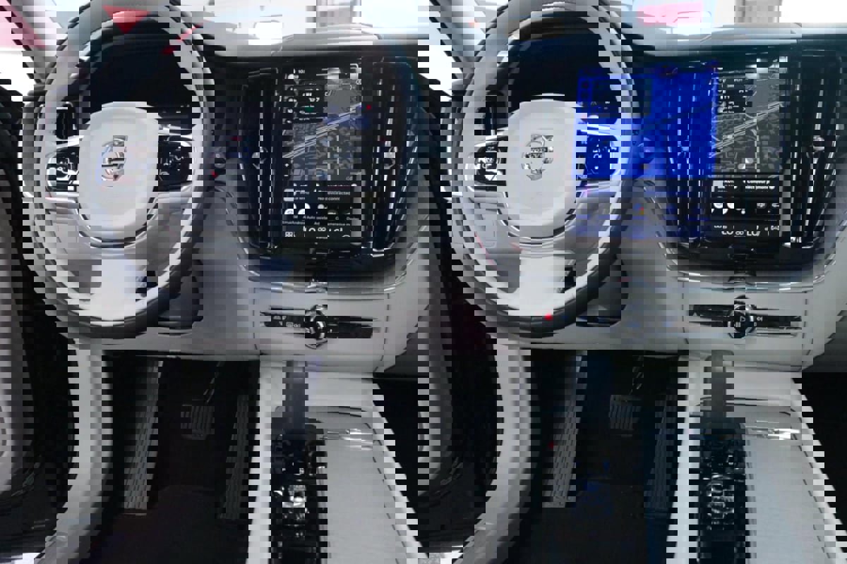 Used 2023 Volvo XC60 B5 Plus image 25