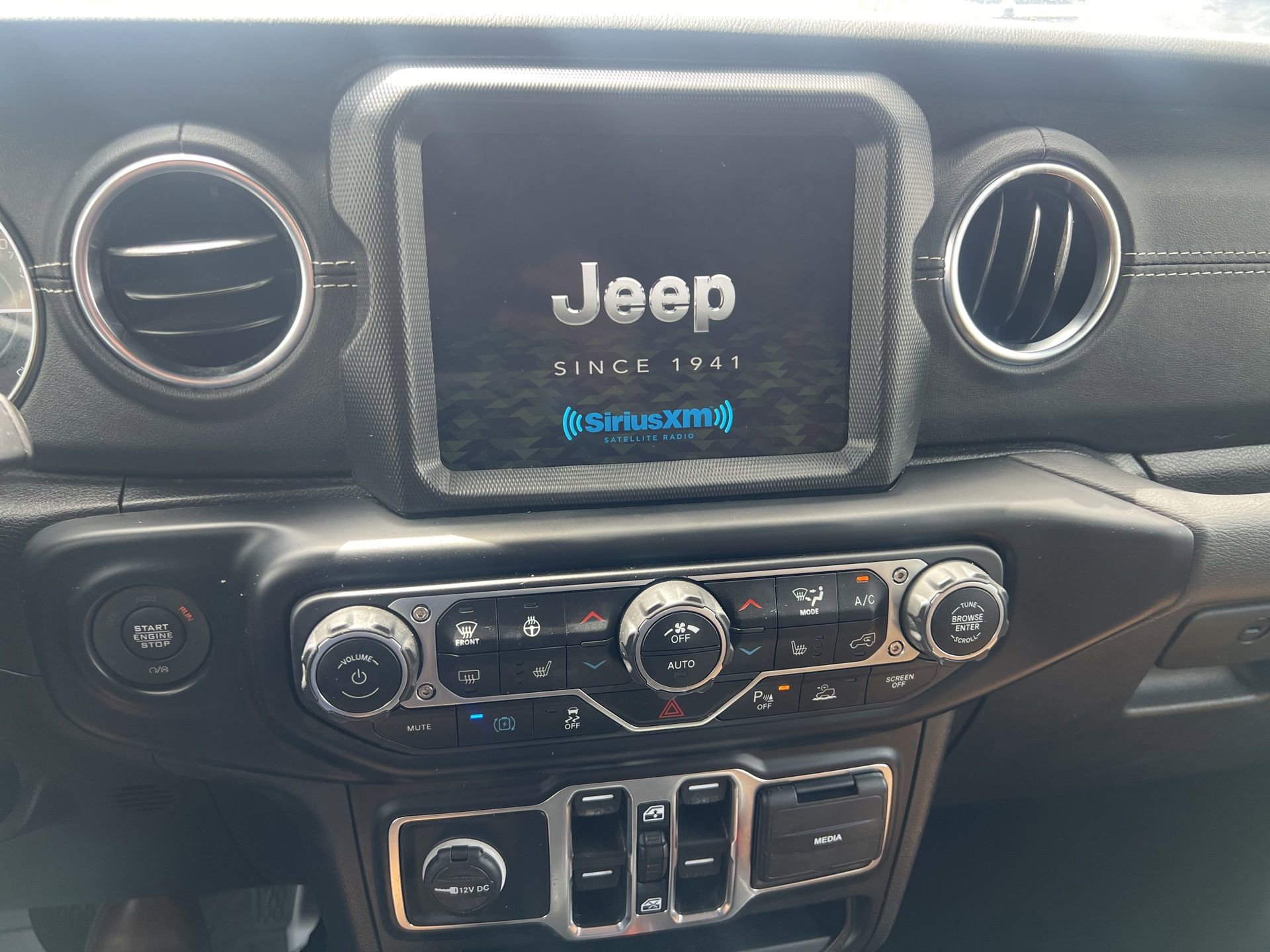 Used 2022 Jeep Wrangler Unlimited Sahara w/ Cold Weather Group AWD/4WD image 32