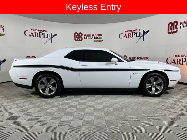 Used 2015 Dodge Challenger SXT image 9