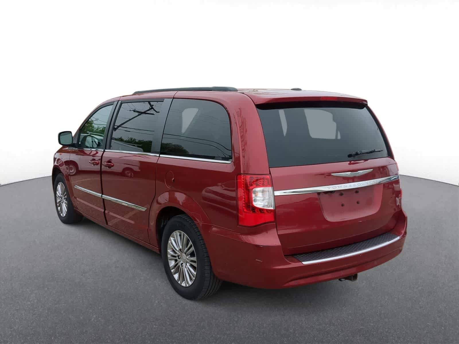 Used 2013 Chrysler Town & Country Touring-L FWD image 6