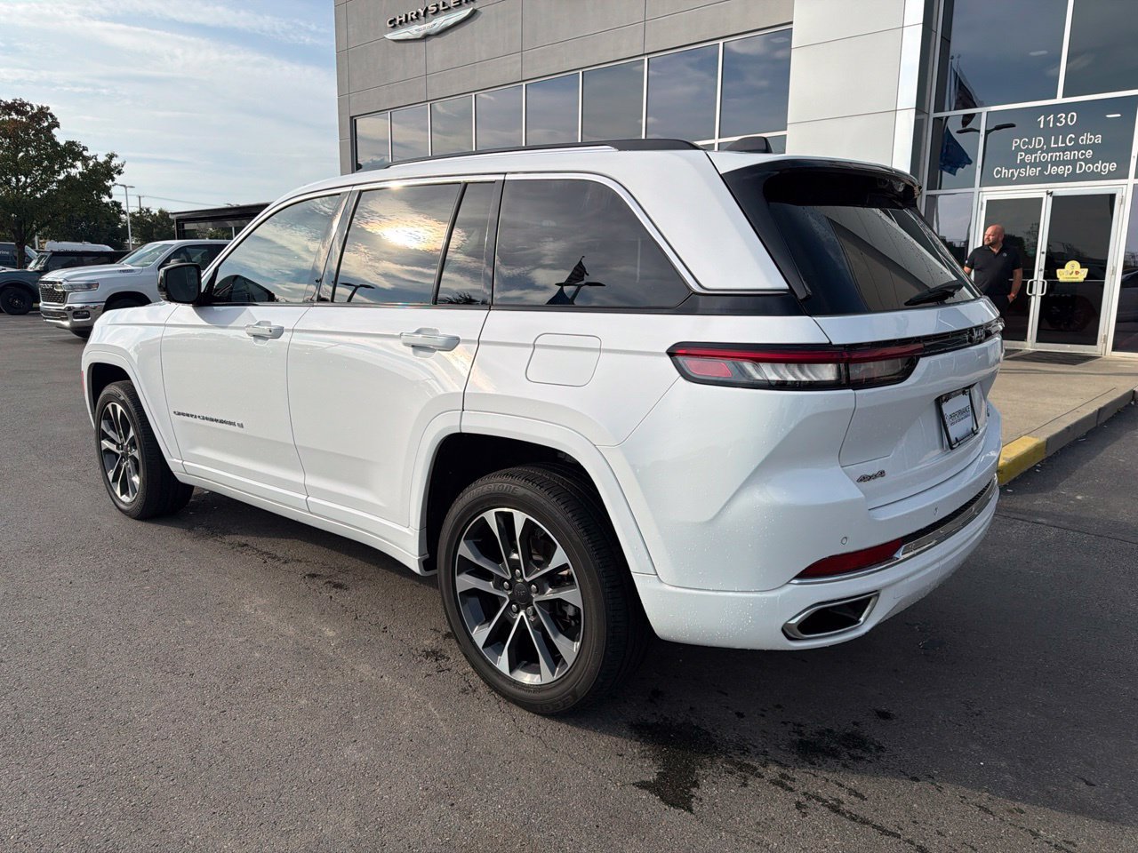 Used 2023 Jeep Grand Cherokee Overland w/ Luxury Tech Group IV AWD/4WD image 6
