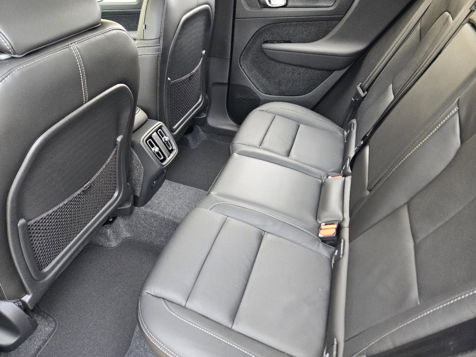 New 2025 Volvo XC40 B5 Core w/ Protection Package Premier image 32