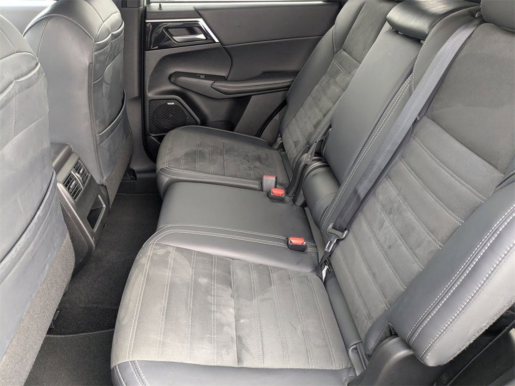 Used 2025 Mitsubishi Outlander SE image 28