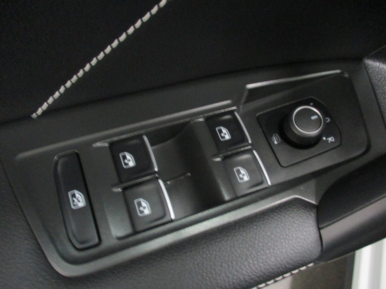 Used 2024 Volkswagen Tiguan SE image 16