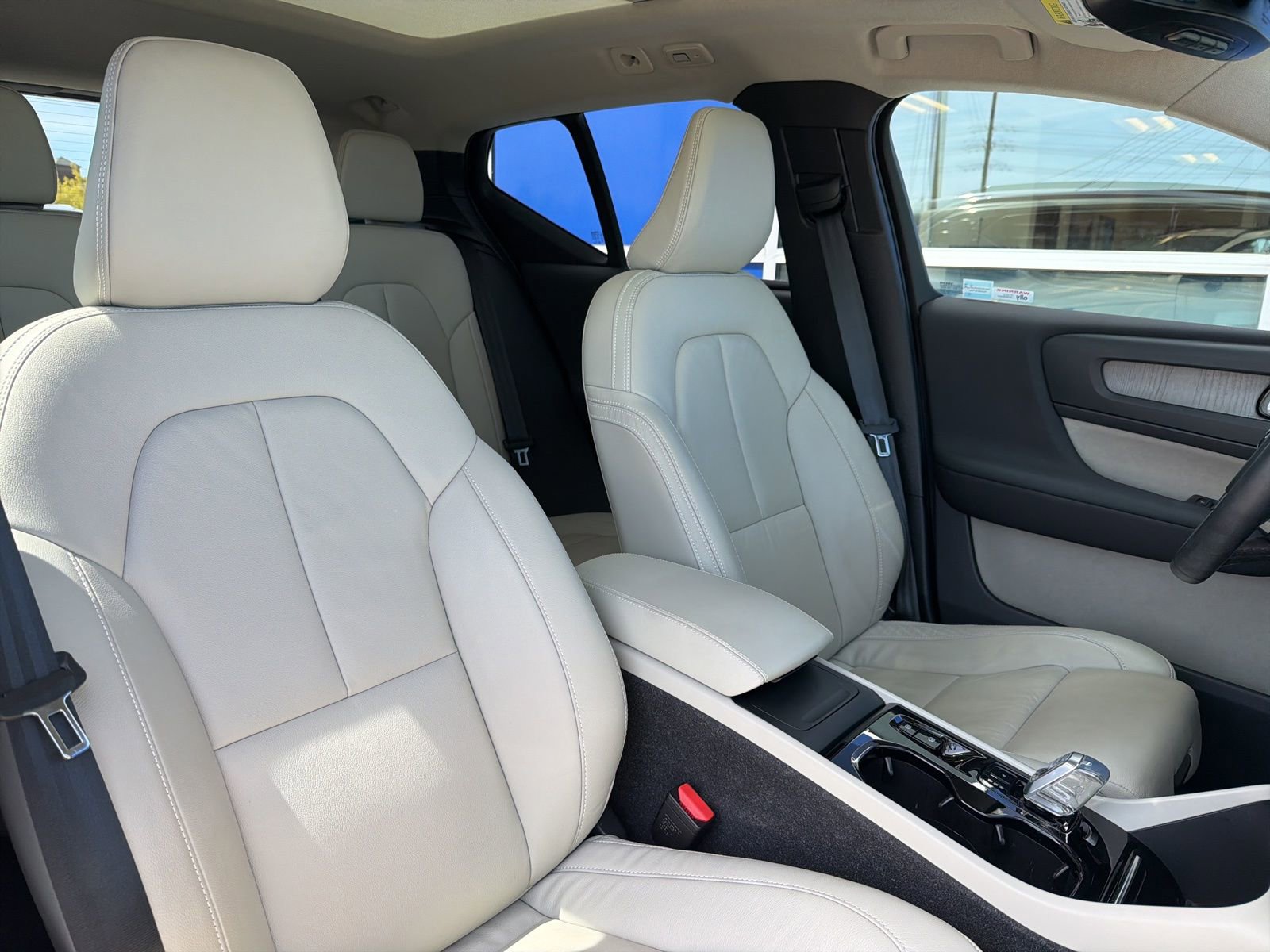 Used 2023 Volvo XC40 B5 Plus w/ Protection Package Premier image 27