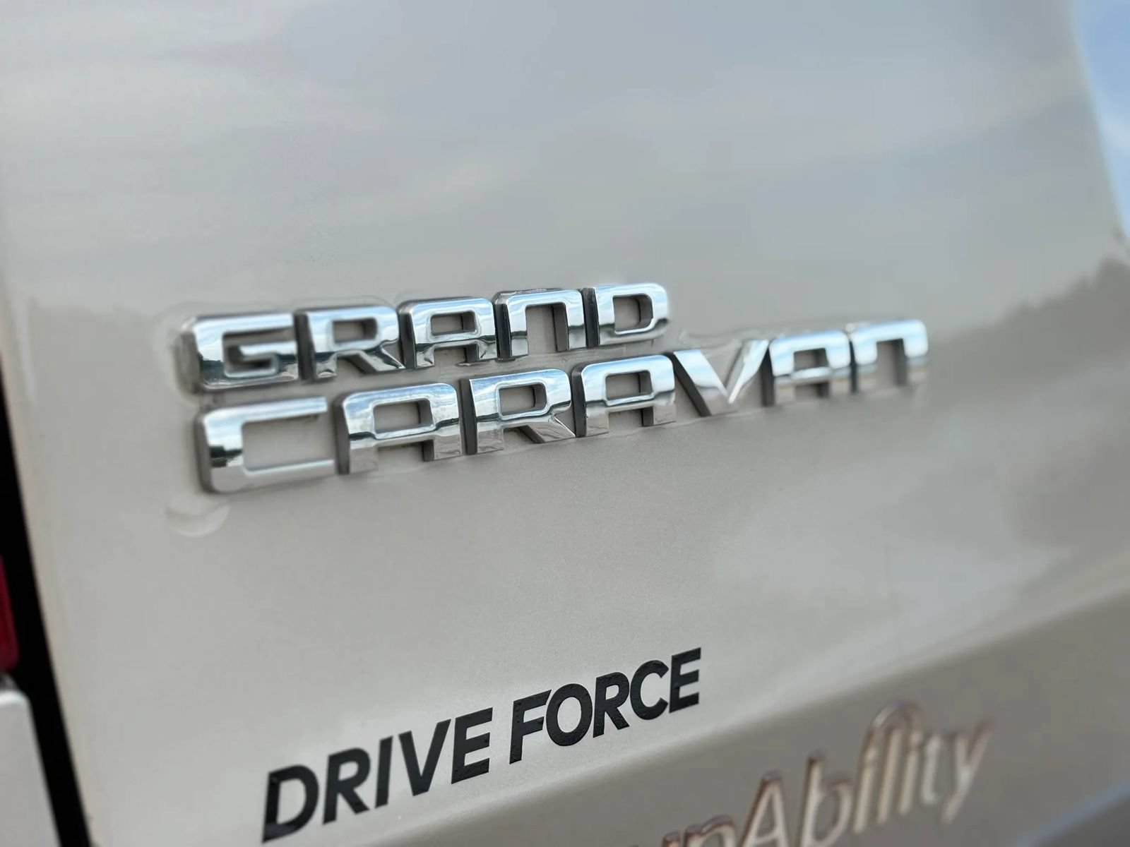 Used 2013 Dodge Grand Caravan Crew FWD image 16