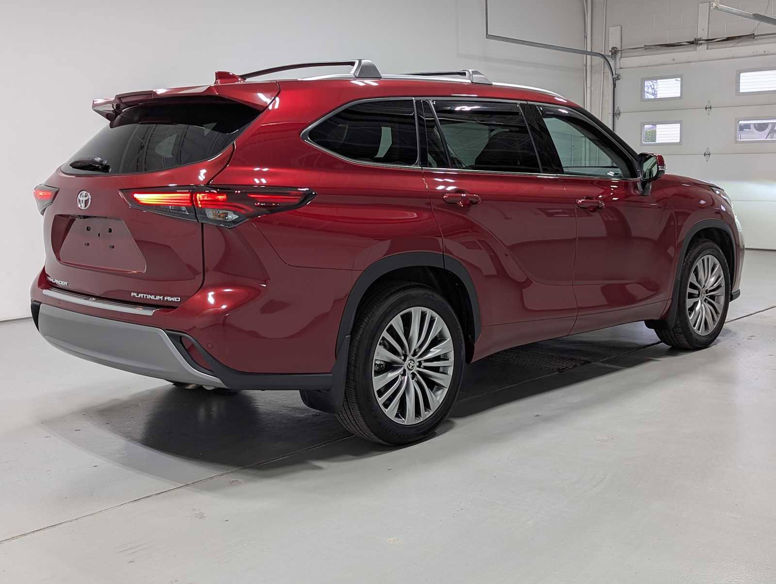 Used 2024 Toyota Highlander Platinum image 8