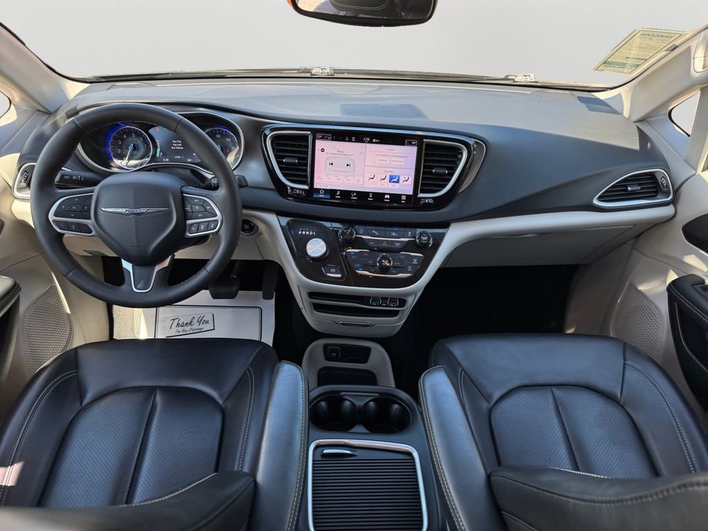 Used 2023 Chrysler Pacifica Touring-L FWD image 17