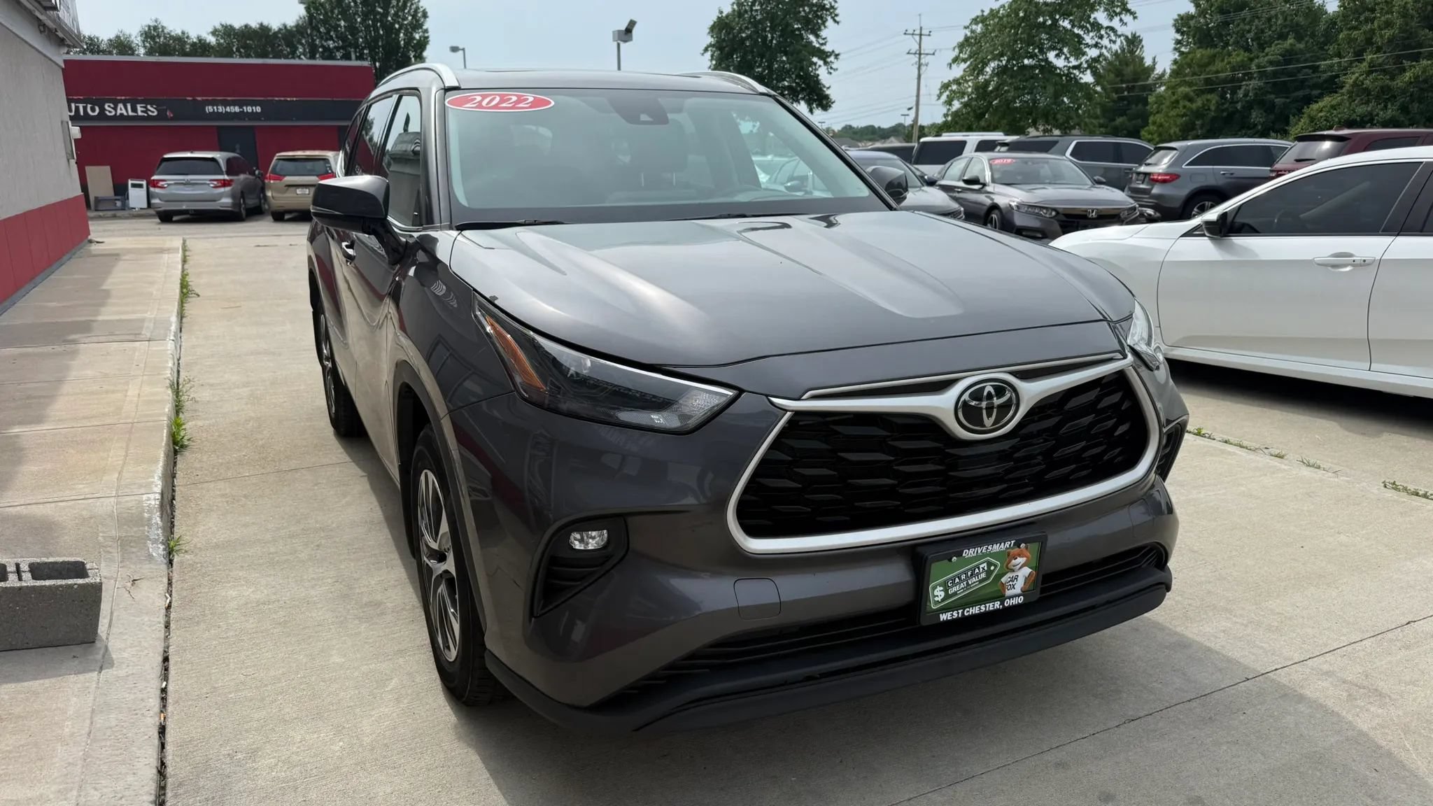 Used 2022 Toyota Highlander XLE AWD/4WD image 2