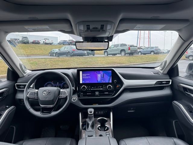 Used 2024 Toyota Highlander Platinum image 18