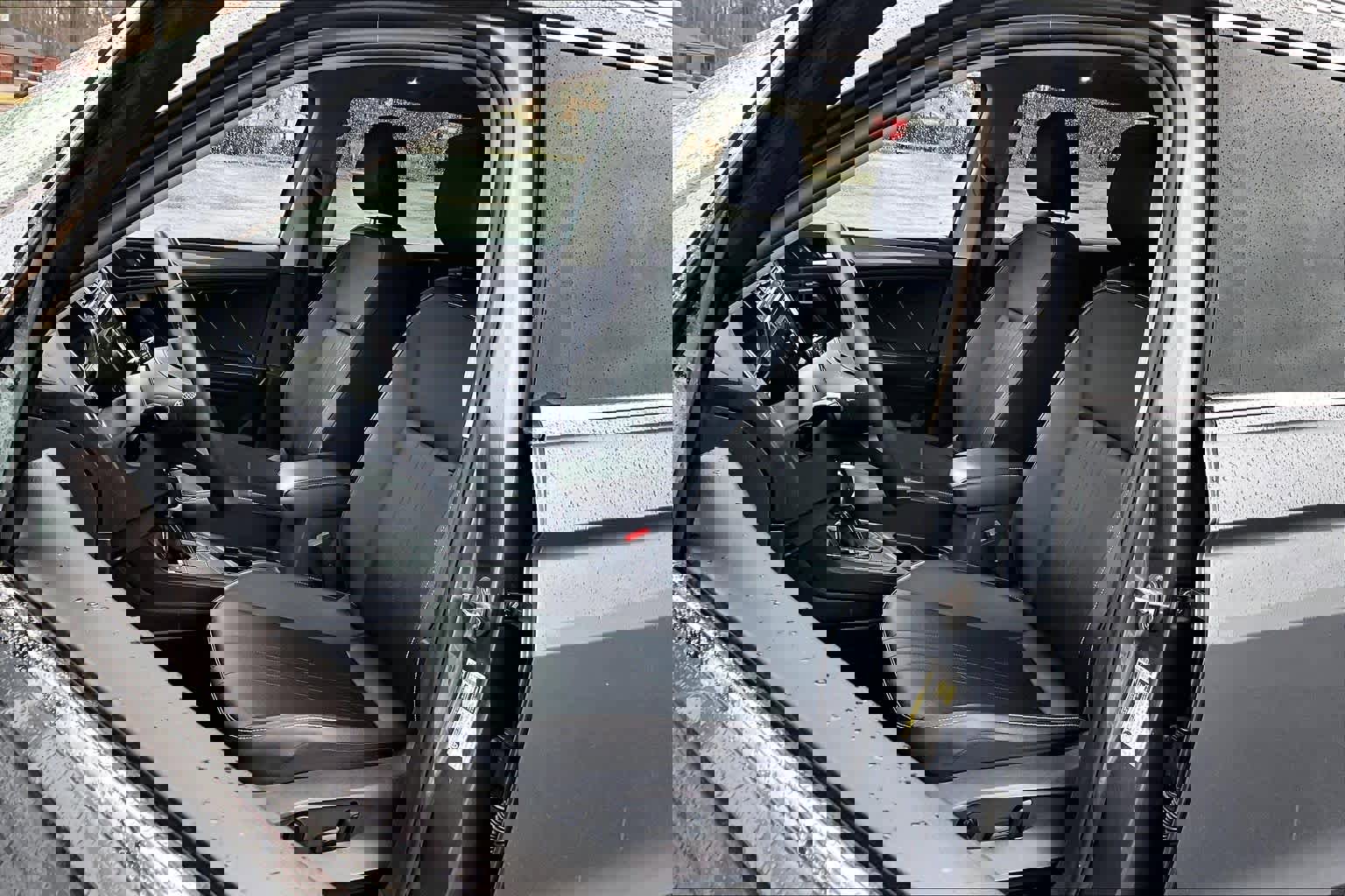 Used 2022 Volkswagen Tiguan SE w/ Panoramic Sunroof Package image 8