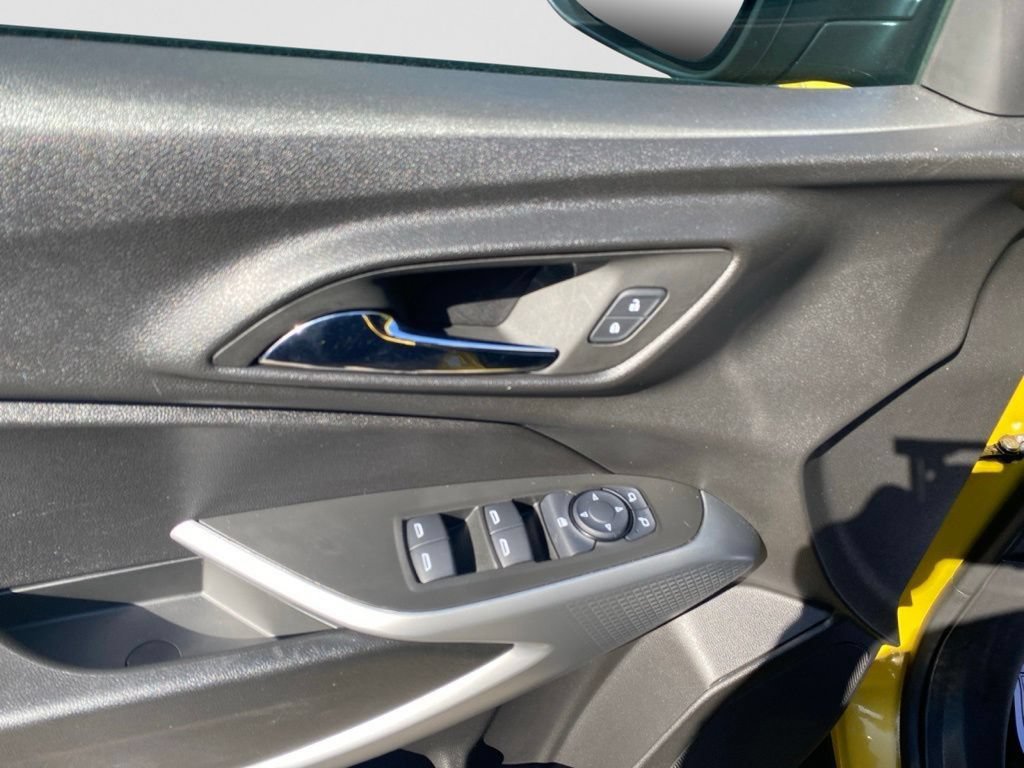 Used 2025 Chevrolet Trax RS FWD image 17