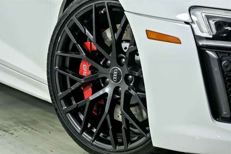 Used 2018 Audi R8 V10 w/ Premium Package RWD image 4