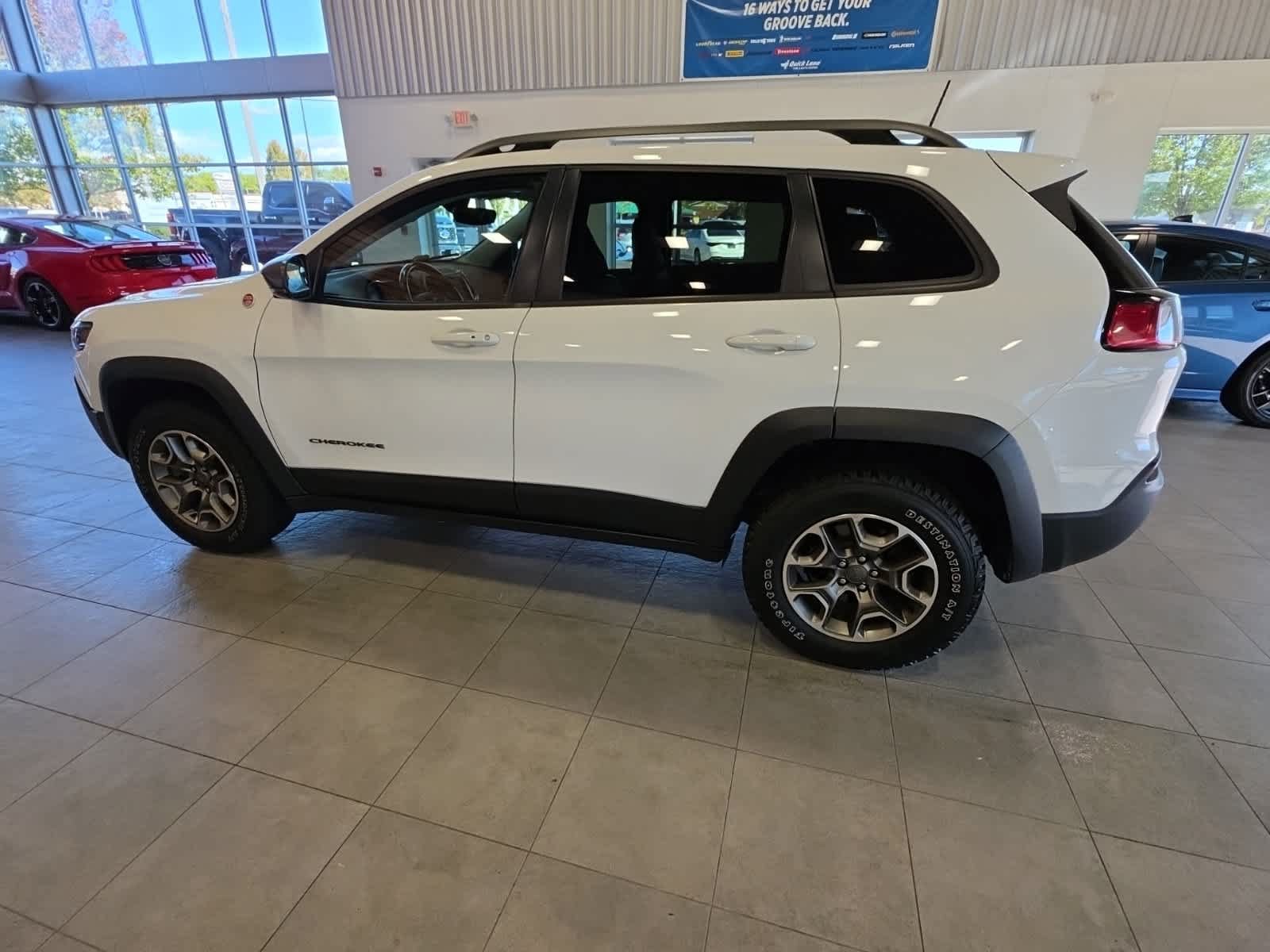 Used 2020 Jeep Cherokee Trailhawk w/ Cold Weather Group AWD/4WD image 12
