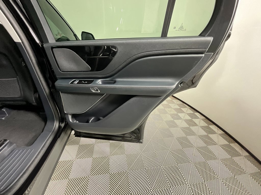 Used 2025 Lincoln Aviator AWD image 25